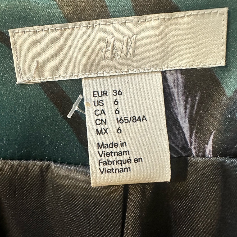 Beautiful Green Floral Satin Belted Blazer - Picture 5 of 5